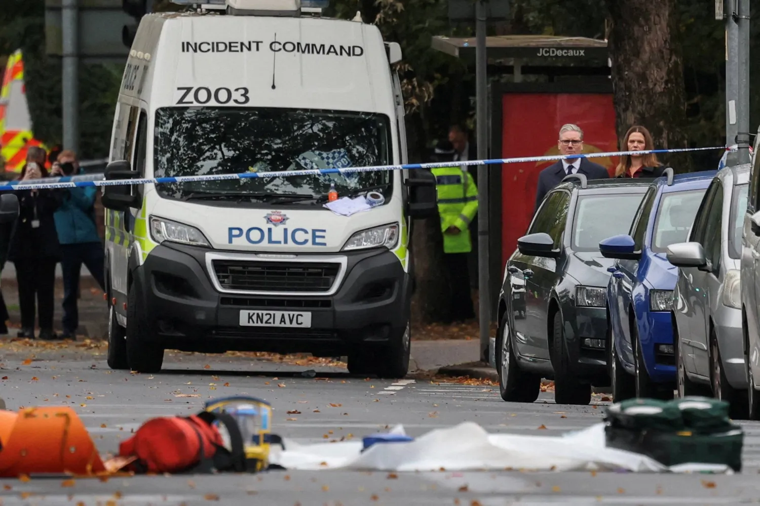 رئيس الوزراء البريطاني كير ستارمر وزوجته فيكتوريا يزوران موقع هجوم كنيس مانشستر في 3 أكتوبر 2025 (رويترز)