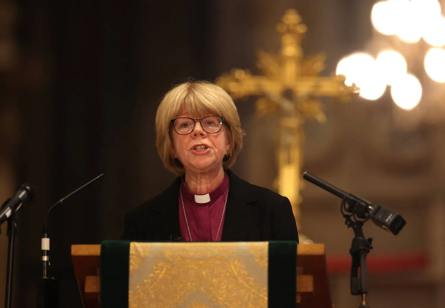 سارة مولالي تلقي خطاباً بعد أن تم اختيارها أول امرأة لتصبح رئيسة أساقفة كانتبري في تاريخ كنيسة إنجلترا الذي يمتد لأكثر من 500 عام وذلك في كاتدرائية كانتبري في كانتبري ببريطانيا 2 أكتوبر 2025 (إ.ب.أ)