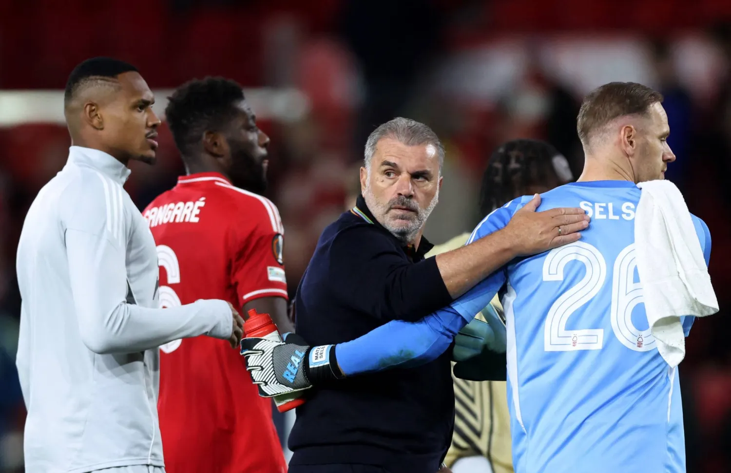 أنجي بوستيكوغلو المدير الفني لفريق نوتنغهام فورست الإنجليزي (رويترز)