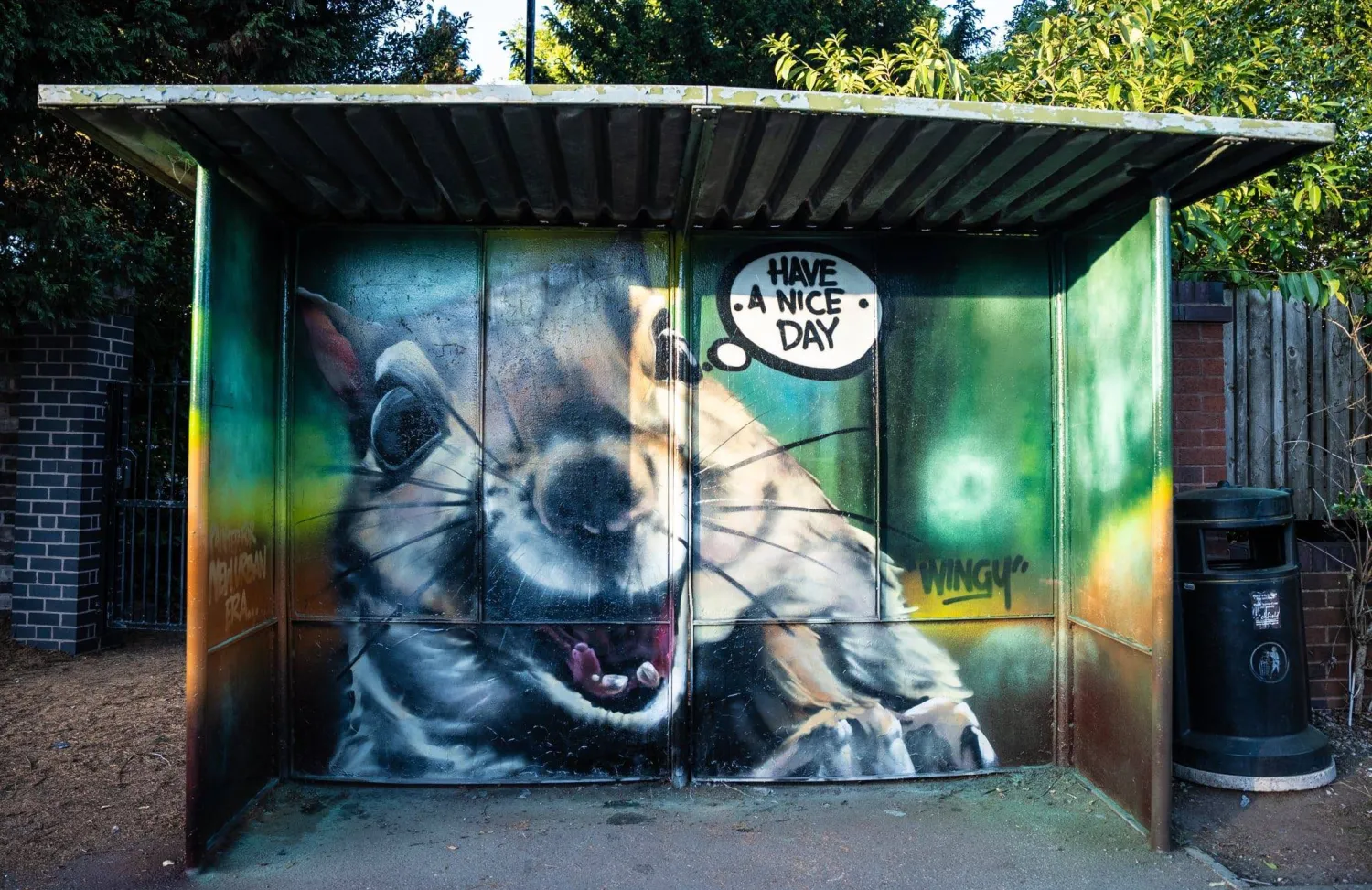 انتظار الحافلة يصبح موعداً مع الفنّ (فيسبوك)