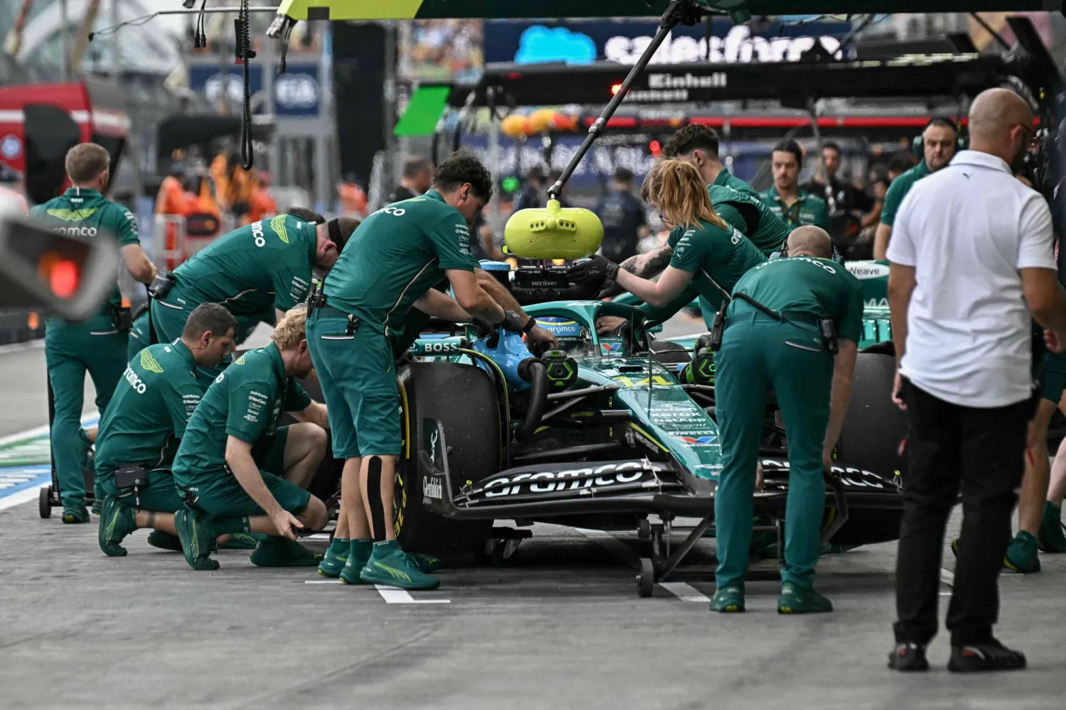 سائق «أستون مارتن» الإسباني فرناندو ألونسو الأسرع في سنغافورة (أ.ف.ب)