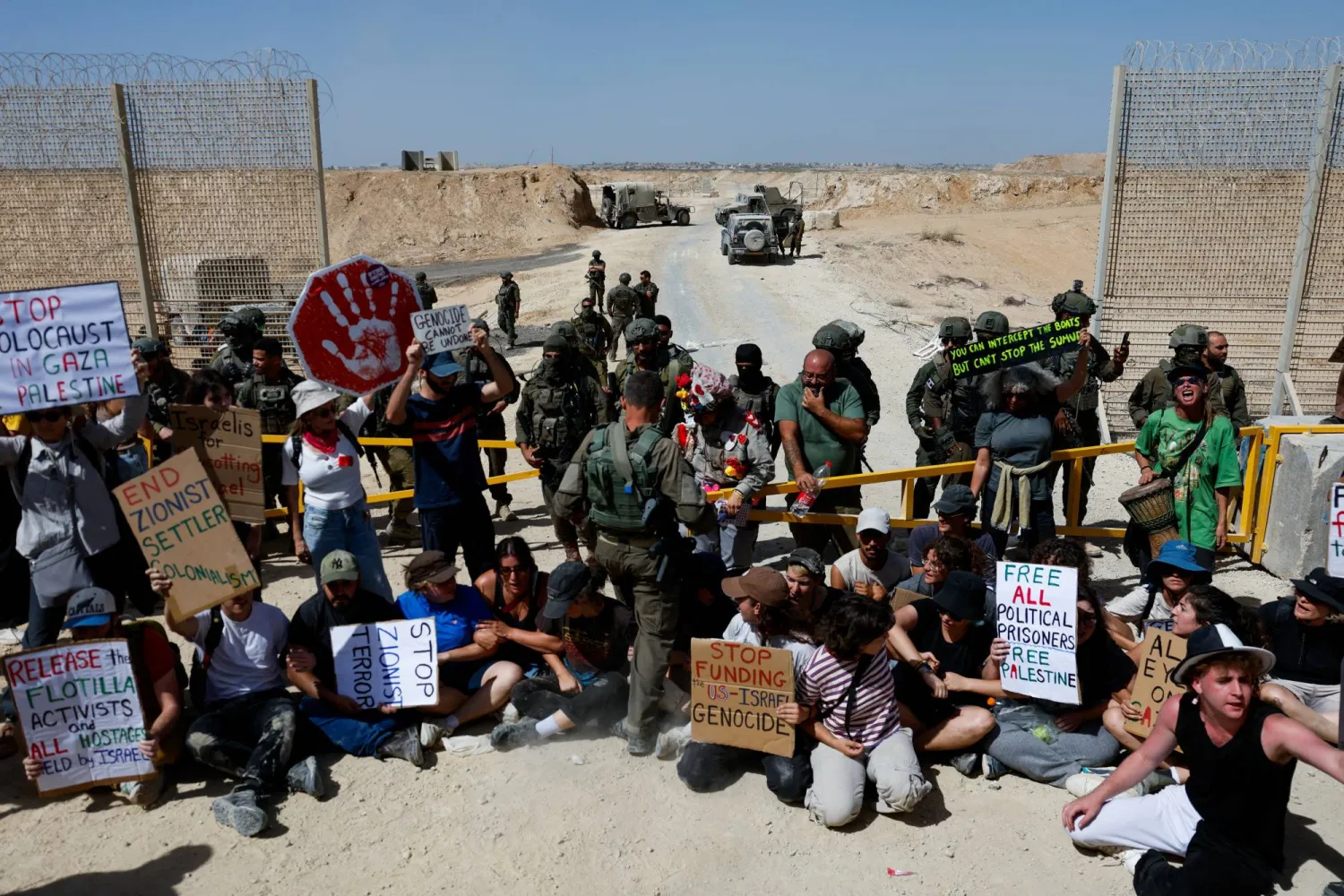 جنود إسرائيليون يسيرون بين متظاهرين خلال احتجاج على قيام إسرائيل باعتراض سفن «أسطول الصمود العالمي» التي كانت تحمل مساعدات إلى غزة... جنوب إسرائيل في 3 أكتوبر 2025 (رويترز)