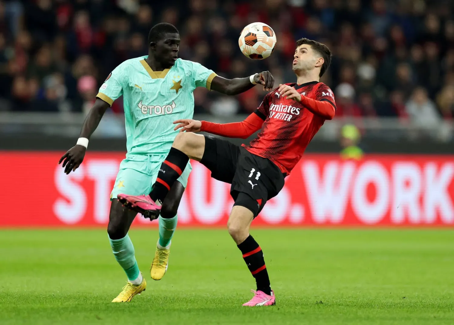 مالك ديوف (يسار) الظهير الأيسر السنغالي (رويترز)