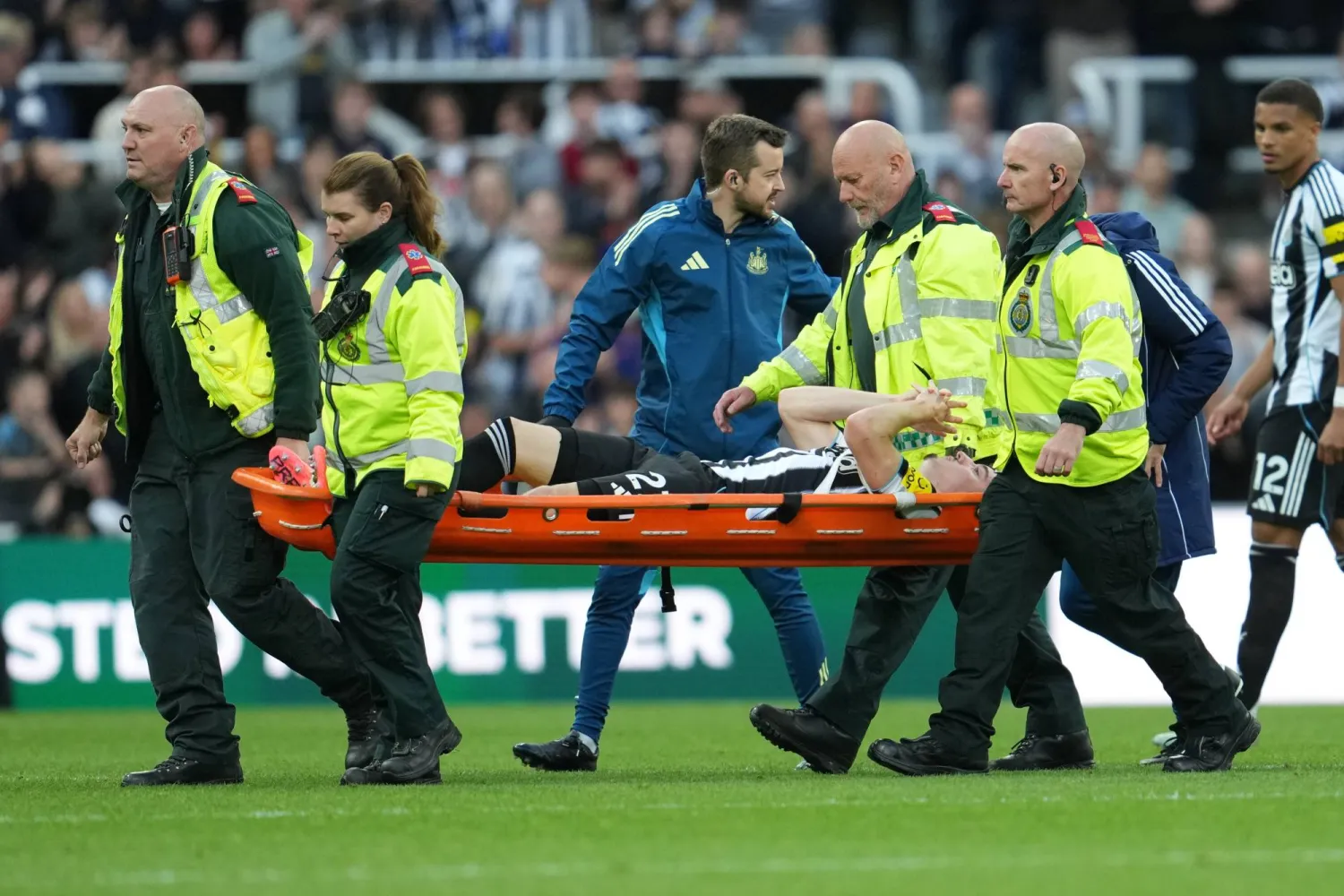 تينو ليفرامنتو يغادر الملعب مصاباً في مواجهة آرسنال (أ.ب)