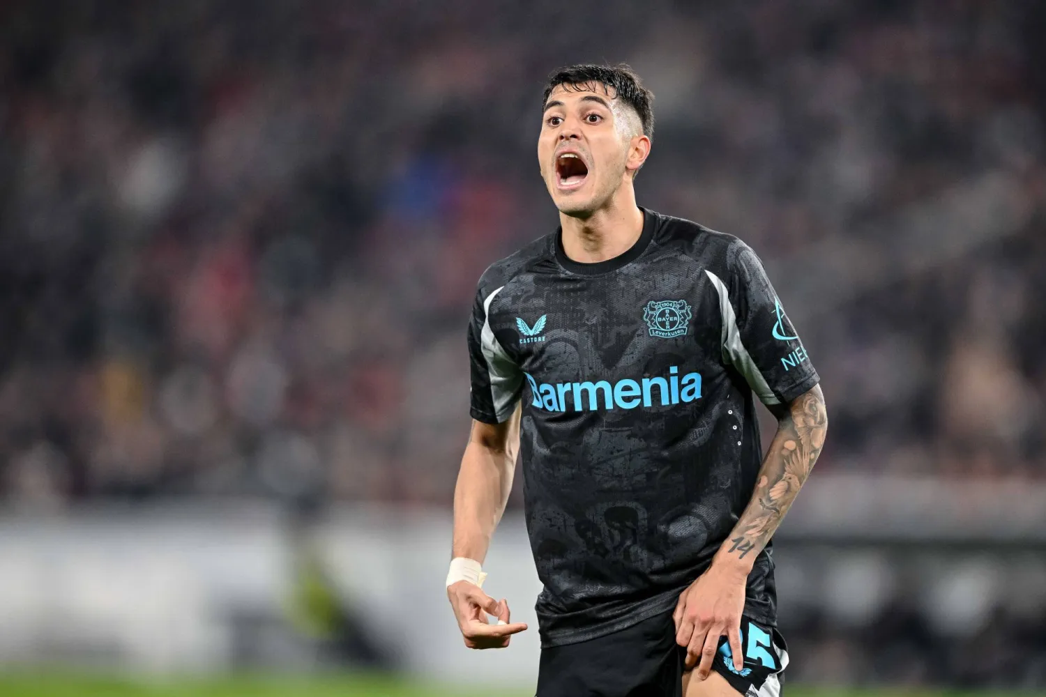 لاعب الوسط الدولي الأرجنتيني إيزكويل بالاسيوس (د.ب.أ)