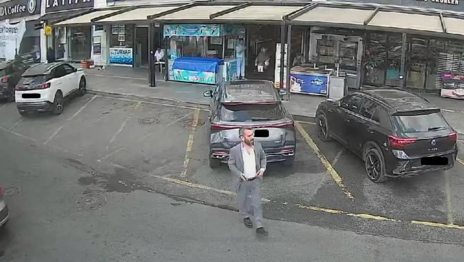 عميل «الموساد» الإسرائيلي محمد فاتح كيليش أو «سركان تشيشك» خلال تجوله في محيط سكن الناشط الفلسطيني في إسطنبول (صورة من كاميرات المراقبة موزعة على وسائل الإعلام التركية)