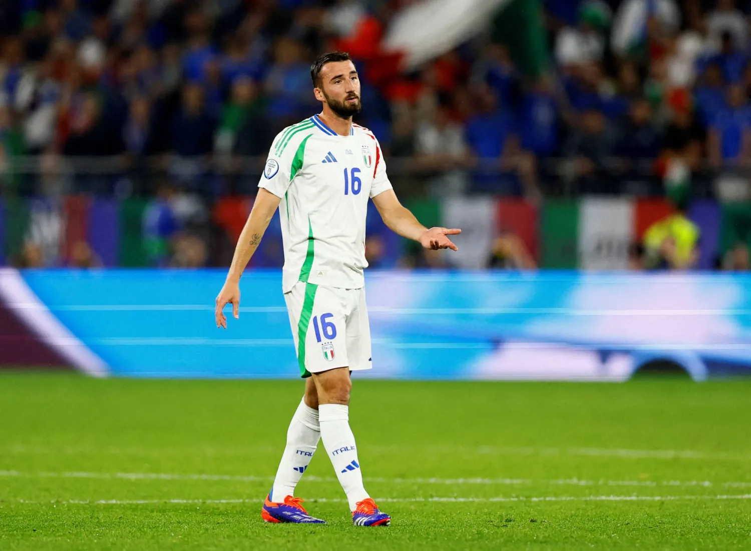 لاعب الوسط برايان كريستانتي يعود لتشكيلة إيطاليا (رويترز)