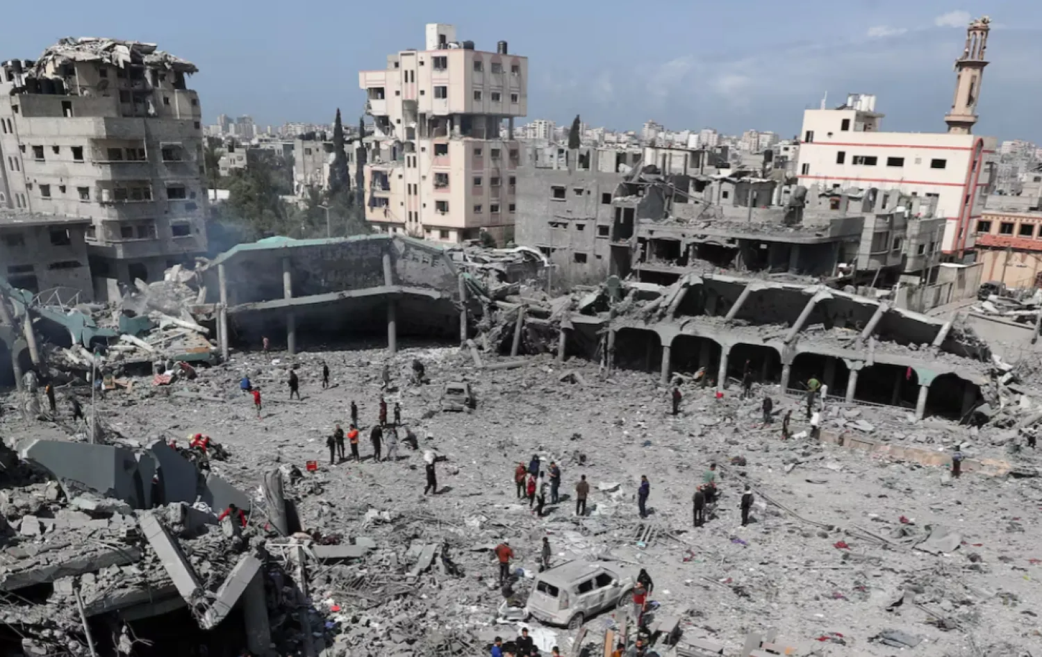 Palestinians inspect the damage at the Dar Al-Arqam school, where displaced people shelter, after it was hit by an Israeli strike on Thursday, in Gaza City, April 4, 2025. REUTERS/Mahmoud Issa/File Photo 