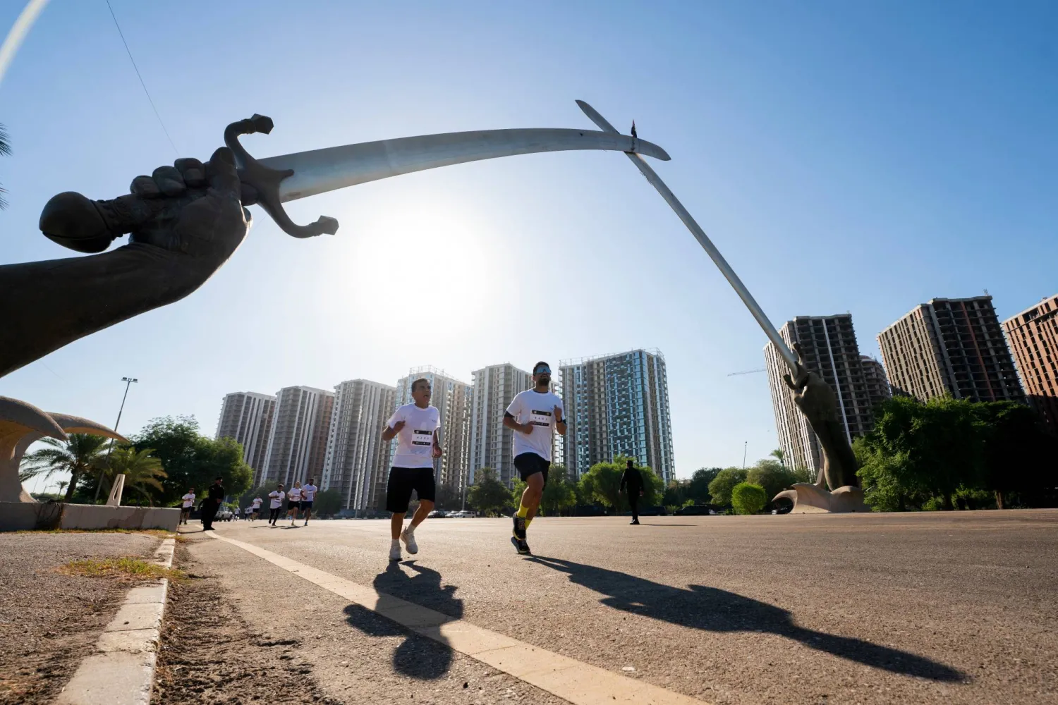 رياضيون خلال ماراثون احتفالاً بالعيد الوطني العراقي في بغداد 3 نوفمبر 2025 (أ.ب)
