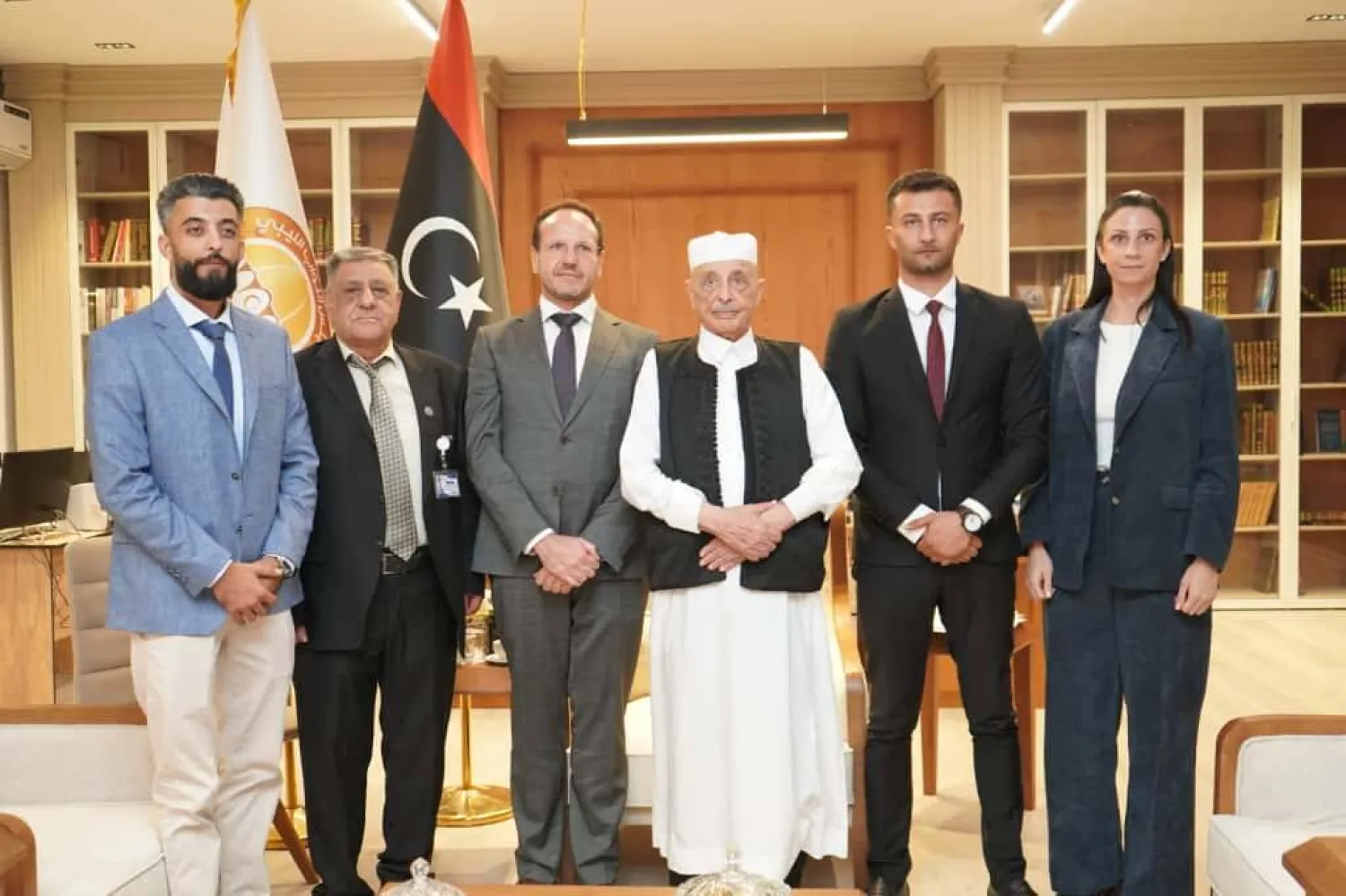 صالح مستقبلاً القنصل اليوناني في مكتبه بشرق ليبيا 2 أكتوبر (مكتب صالح)