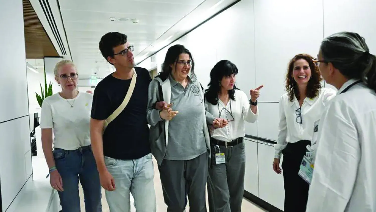 إليزابيث تسوركوف مع عائلتها في مستشفى تل هشومير بإسرائيل سبتمبر 2025 (i24)