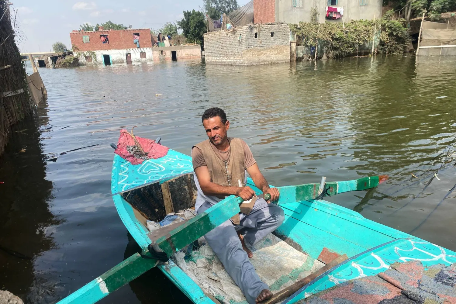  A farmer rows his boat after flooding in Dalhamo Village, near the Delta city of Ashmoun, Egypt, Friday, Oct. 3, 2025. (Gehad Gad, Egypt Telegraph via AP) 