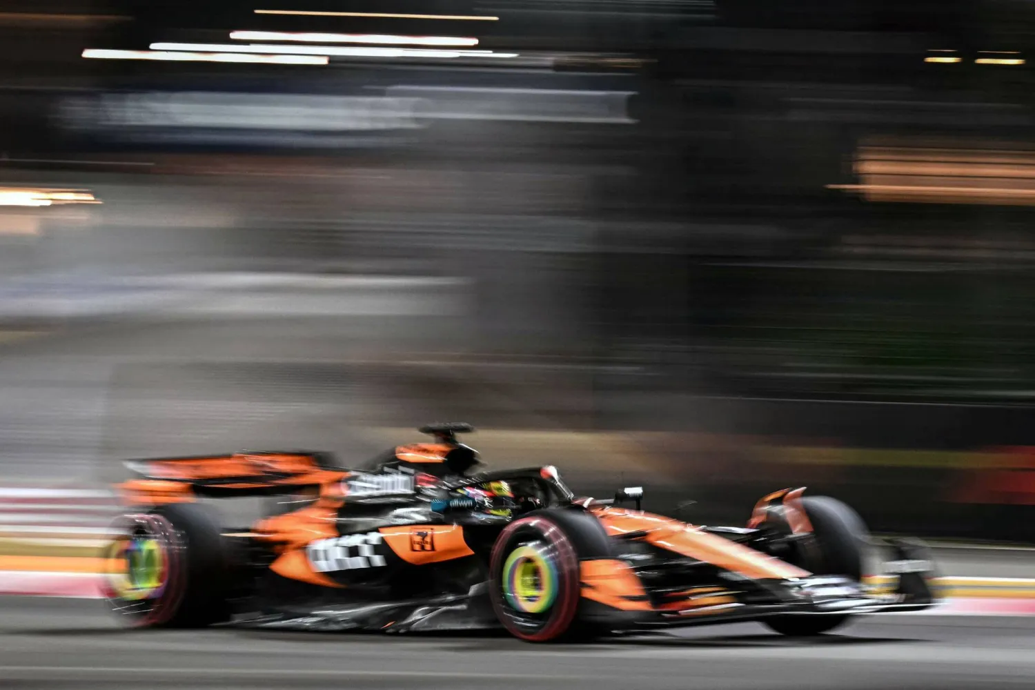 سائق ماكلارين الأسترالي أوسكار بياستري الأسرع في سنغافورة (أ.ف.ب)