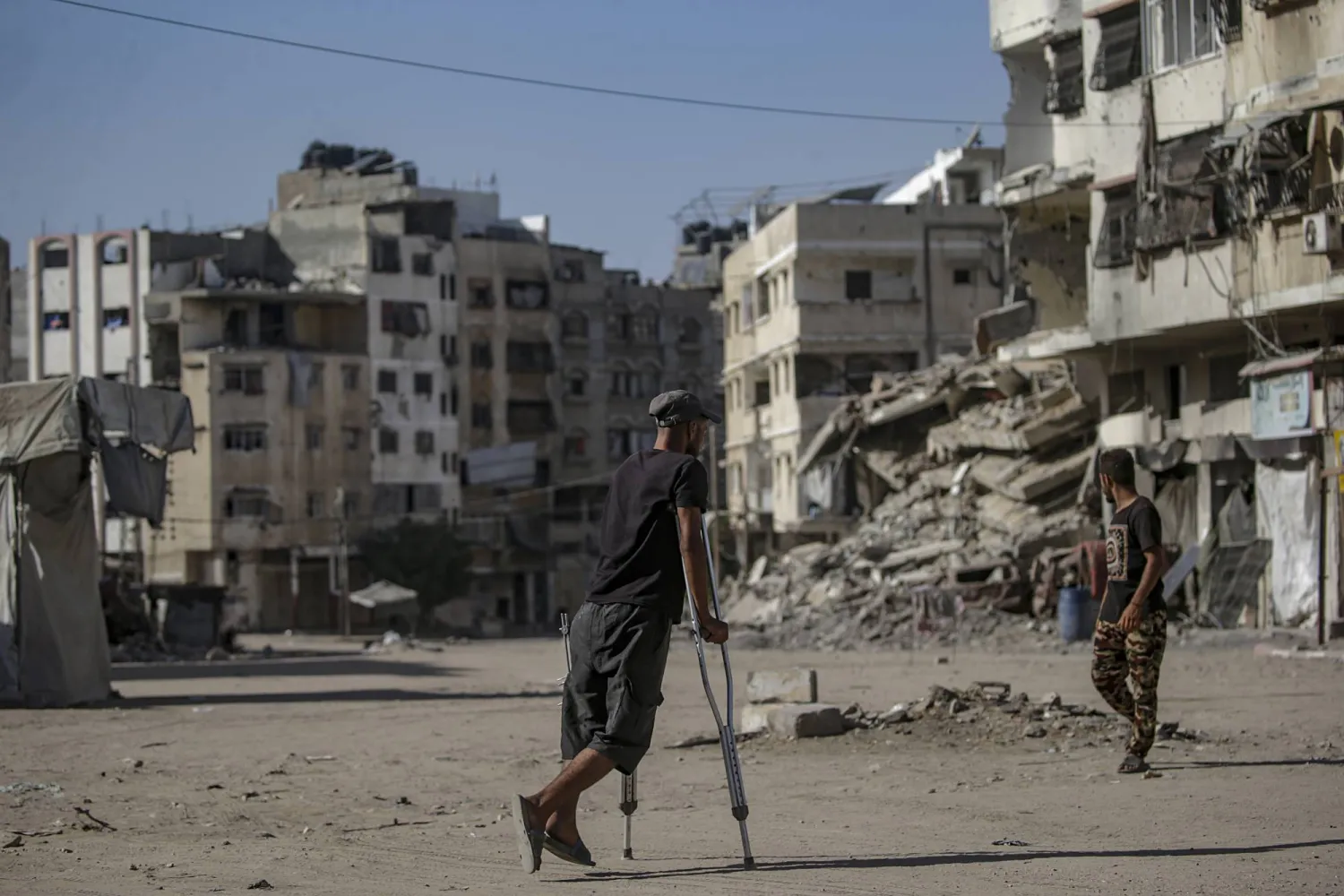 فلسطينيون يفرون خلال عملية عسكرية إسرائيلية في مدينة غزة (إ.ب.أ)