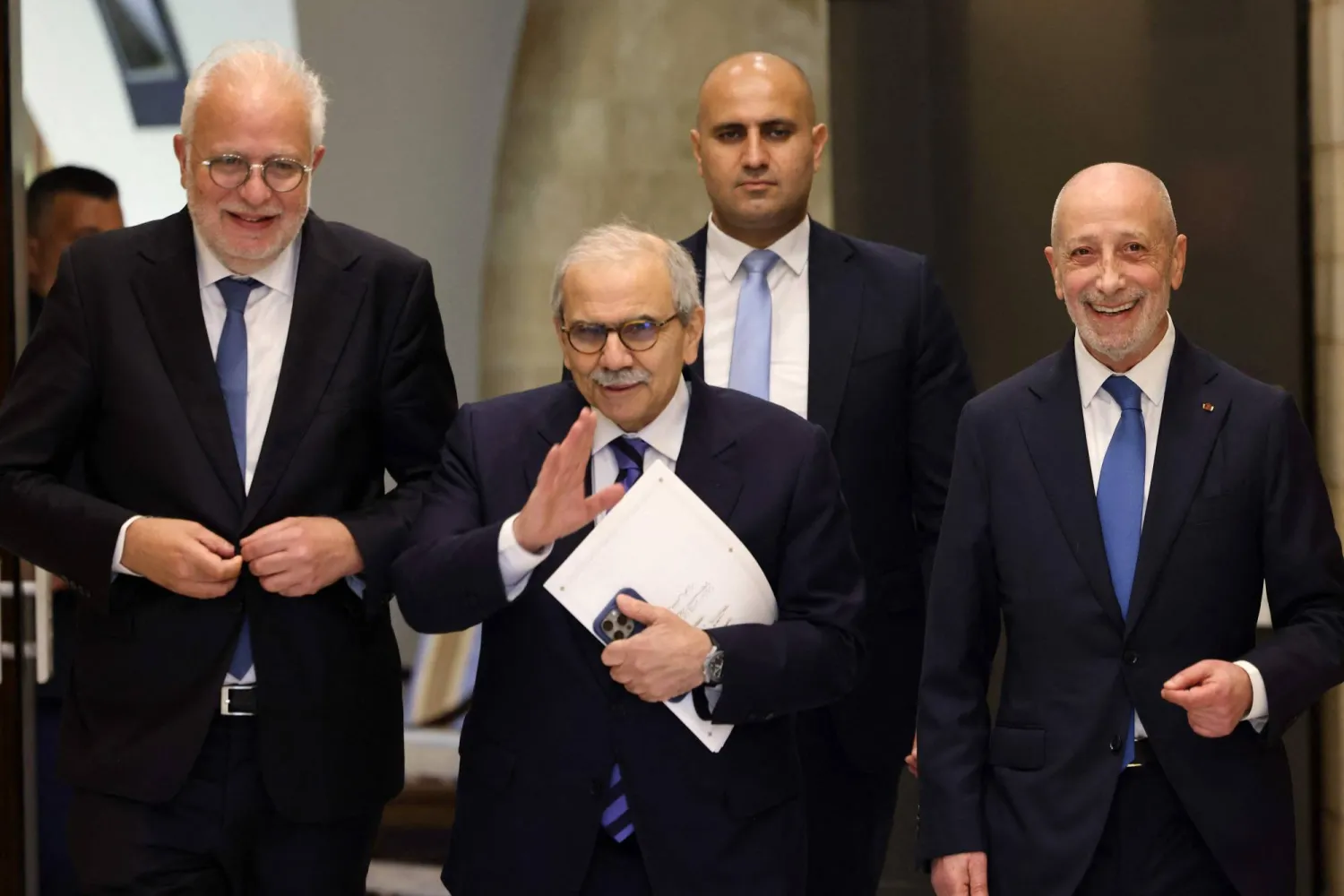 رئيس الوزراء اللبناني نواف سلام قُبيل ترؤسه إحدى جلسات الحكومة في بيروت (أ.ف.ب)