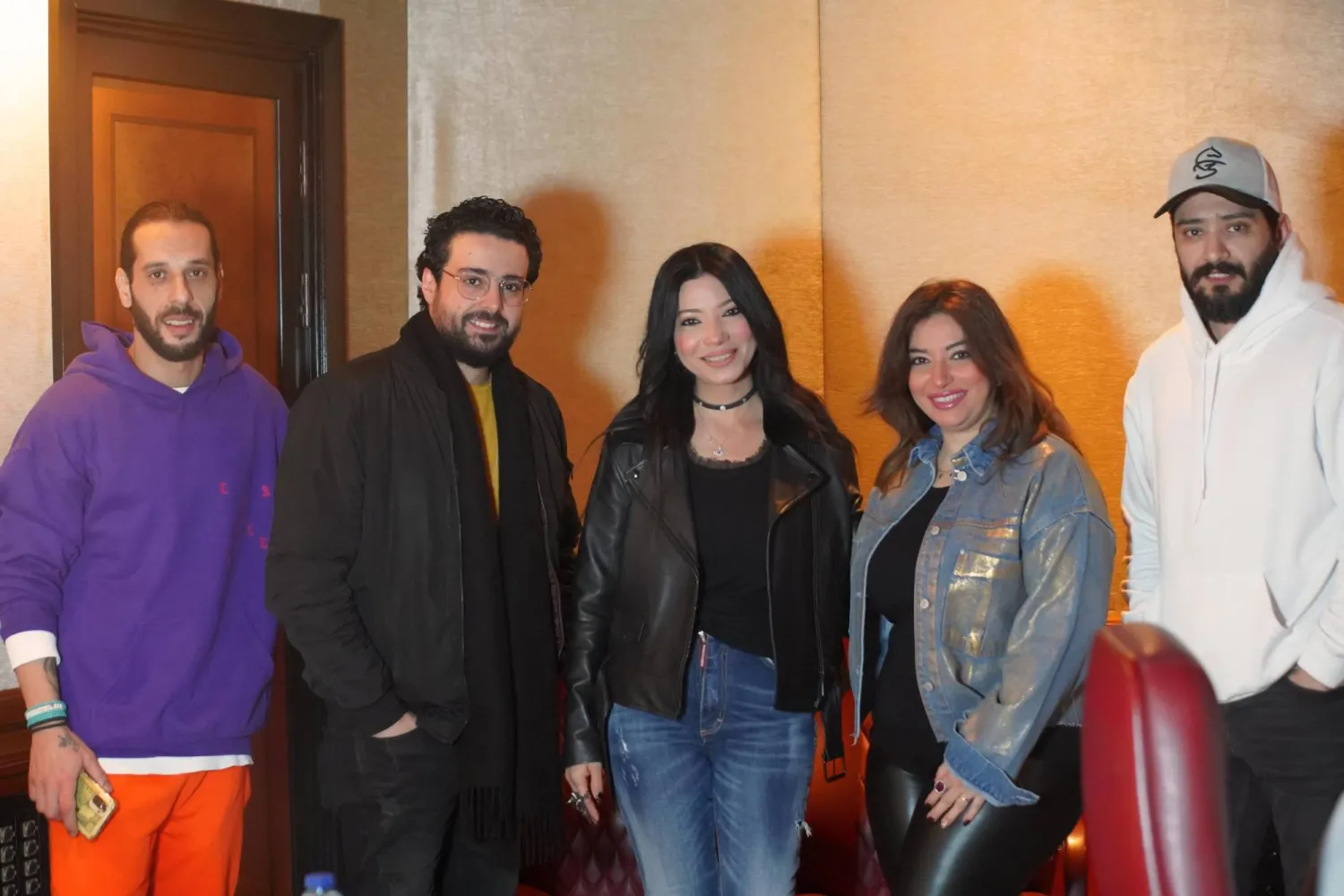 غادة مع شقيقتها وفريق العمل خلال تسجيل الأغنية (الشرق الأوسط)