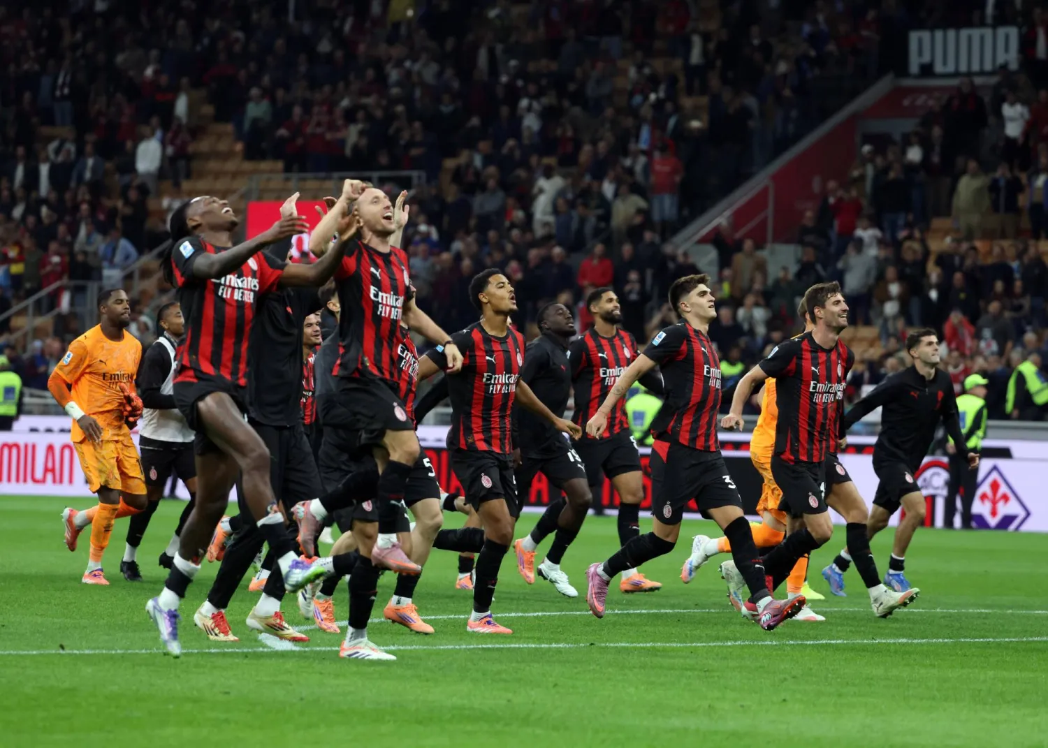 لاعبو ميلان وفرحة الفوز على نابولي وانتزاع الصدارة منه (إ.ب.أ)