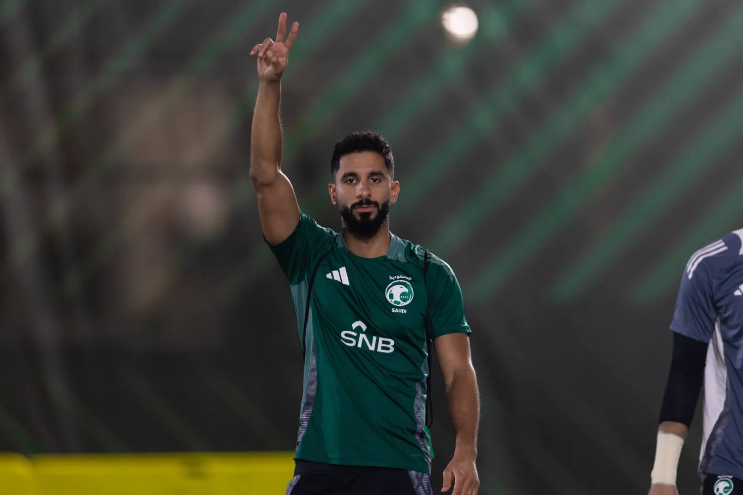 صالح الشهري يشير للكاميرا خلال تدريبات الأخضر في جدة (المنتخب السعودي)