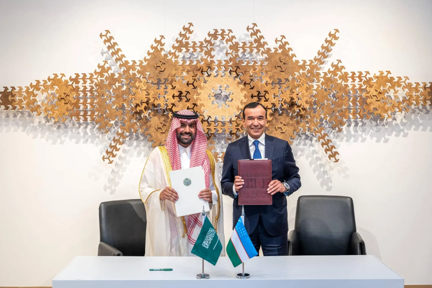 الأمير بدر بن عبد الله بن فرحان ونزاربيكوف أوزودبك أحمدوفيتش بعد توقيع مذكرة التفاهم (الثقافة السعودية)