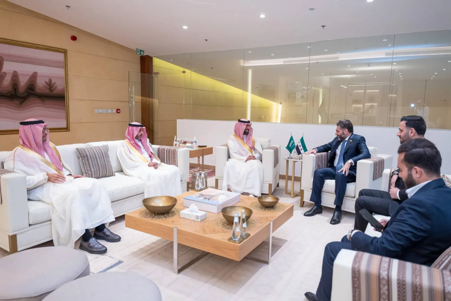 الأمير بدر بن عبد الله بن فرحان لدى لقائه الوزير محمد صالح في الرياض الجمعة (وزارة الثقافة السعودية)