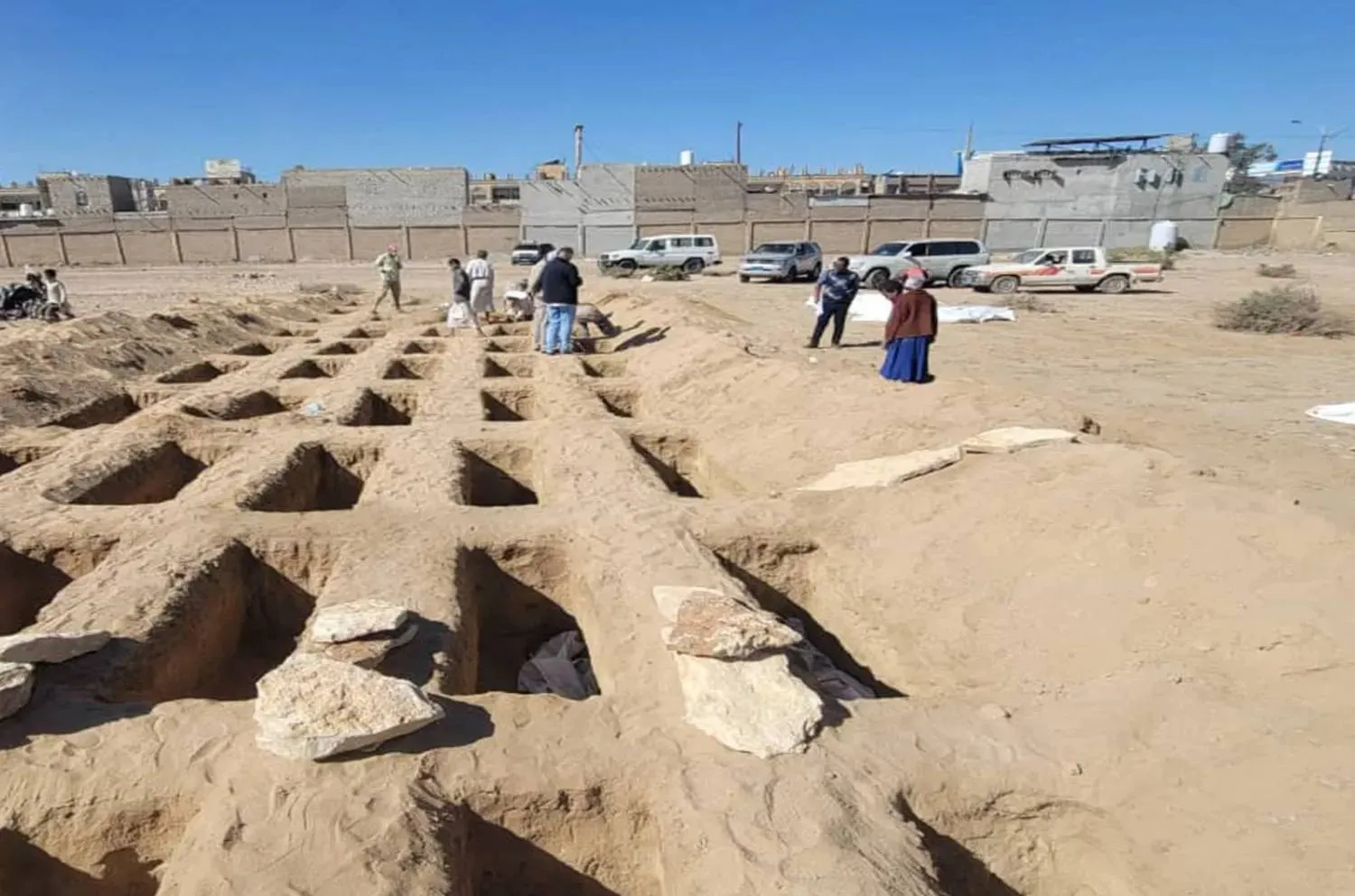 Mass graves of Yemenis claimed as unidentified by Houthis (X)