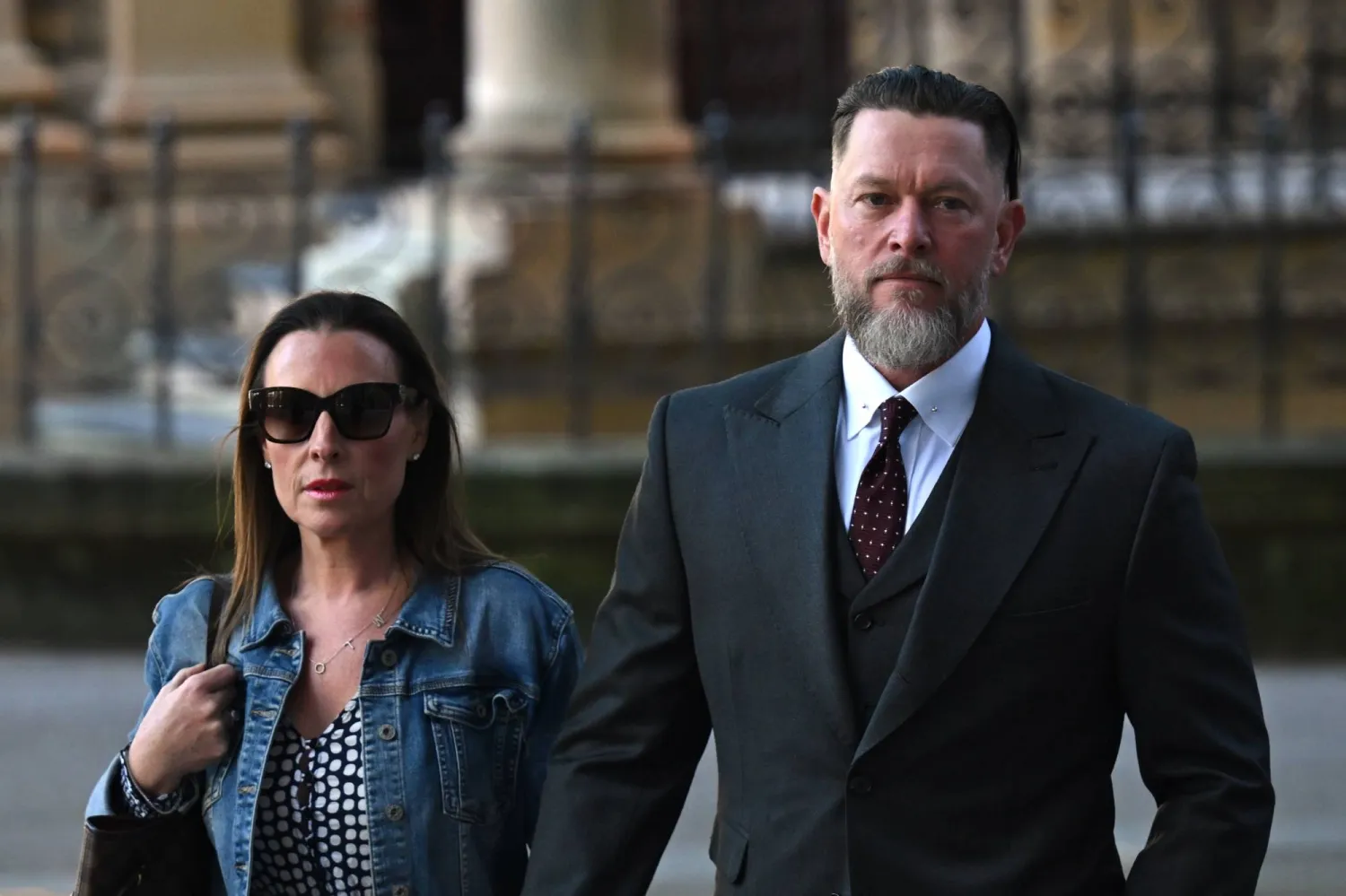 أوليفر شولتز (على اليمين) يصل إلى المحكمة العليا لولاية نيو ساوث ويلز في سيدني يوم الجمعة 3 أكتوبر 2025 وقد أقرّ ببراءته من جريمة الحرب المتمثلة في القتل (أ.ب)