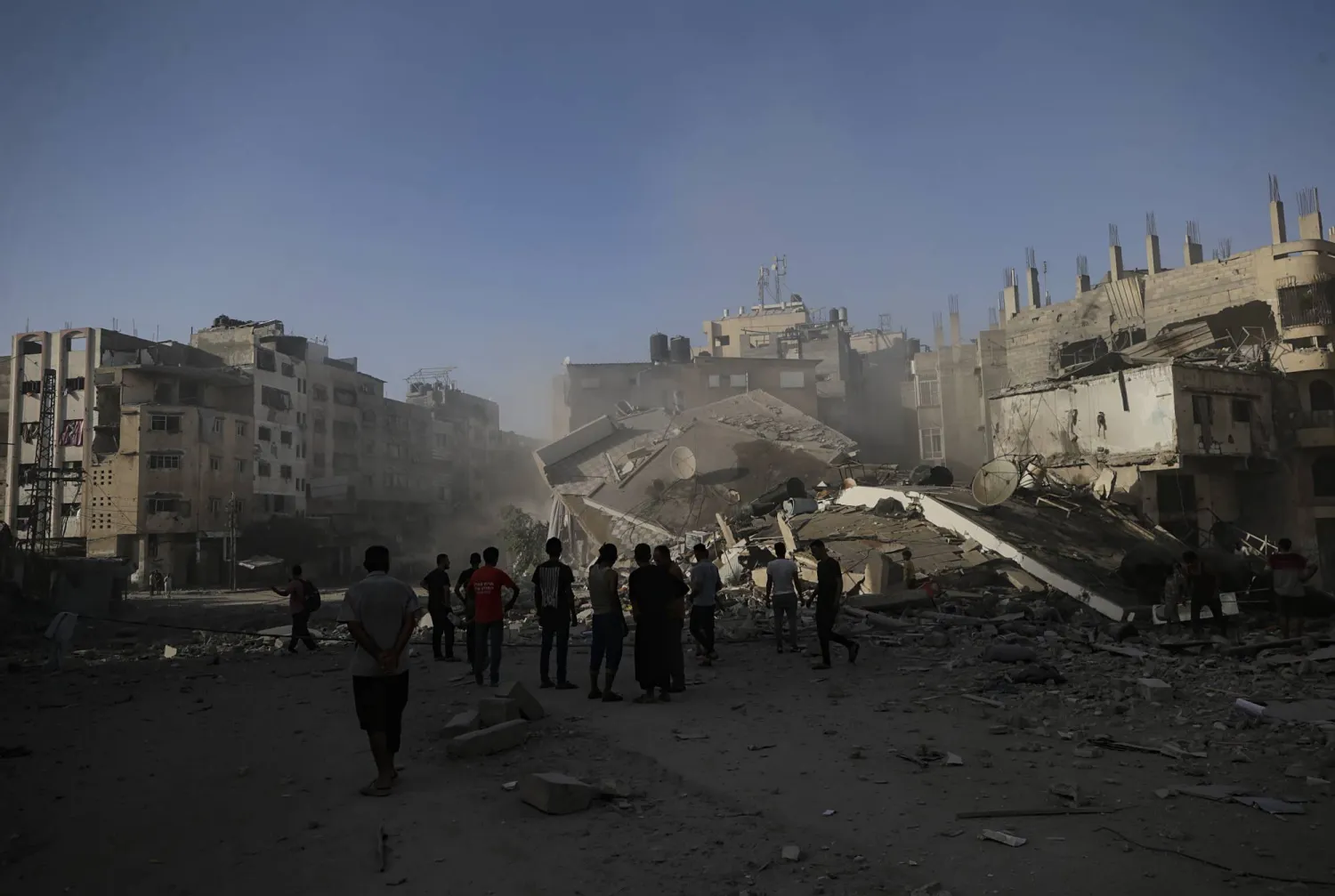 الدخان يتصاعد عقب غارة إسرائيلية على مدينة غزة (إ.ب.أ)