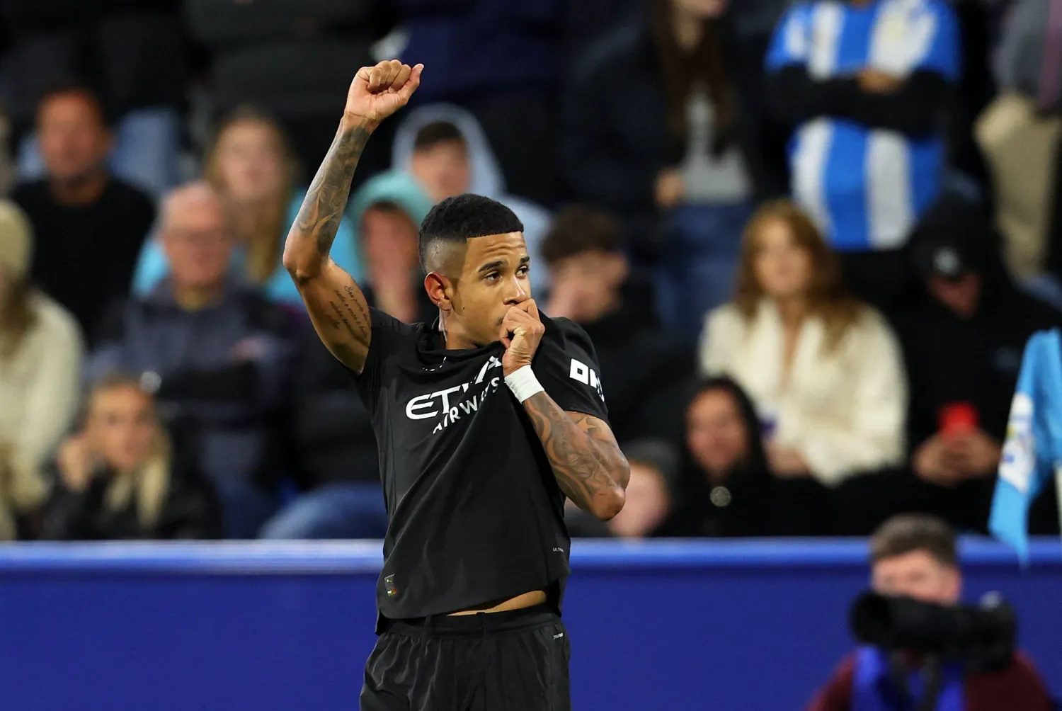 سافينيو يحتفل بأحد أهدافه مع السيتي (رويترز)