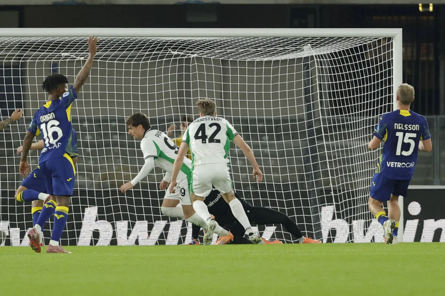 الأميركي بينامونتي لاعب ساسولو يحتفل بعد تسجيله الهدف (إ.ب.أ)