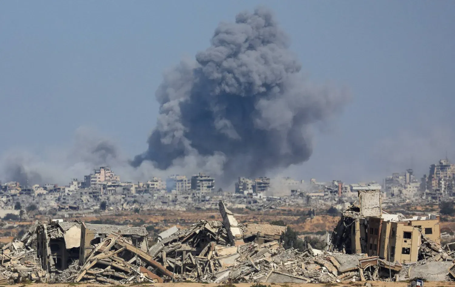 İsrail'in Gazze'ye düzenlediği hava saldırısının ardından dumanlar yükseldi (Reuters)