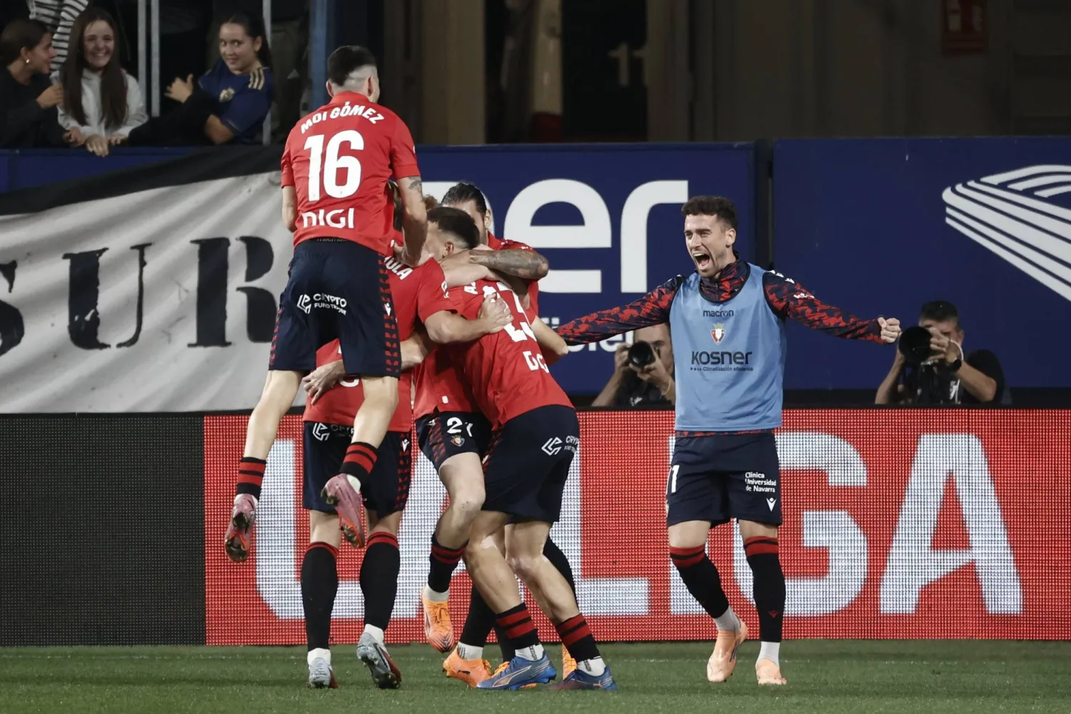 لاعبو أوساسونا يحتفلونا بهدف الفوز (إ.ب.أ)