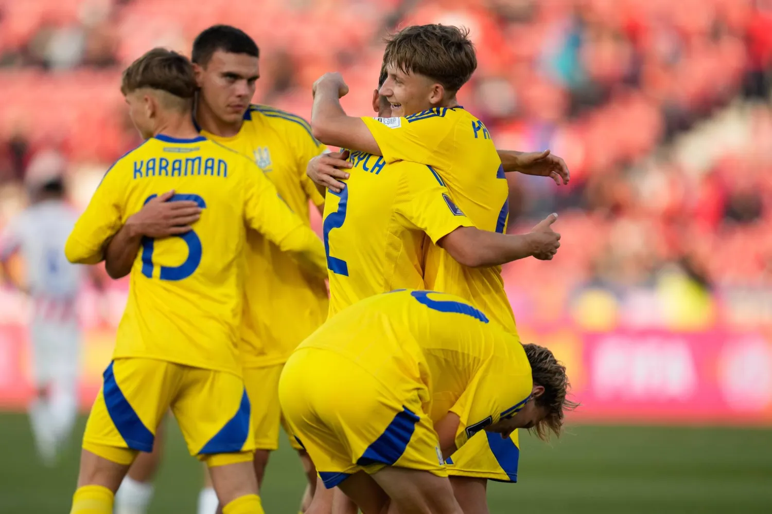 لاعبو اوكرانيا يحتفلون بالتأهل (أ.ب)