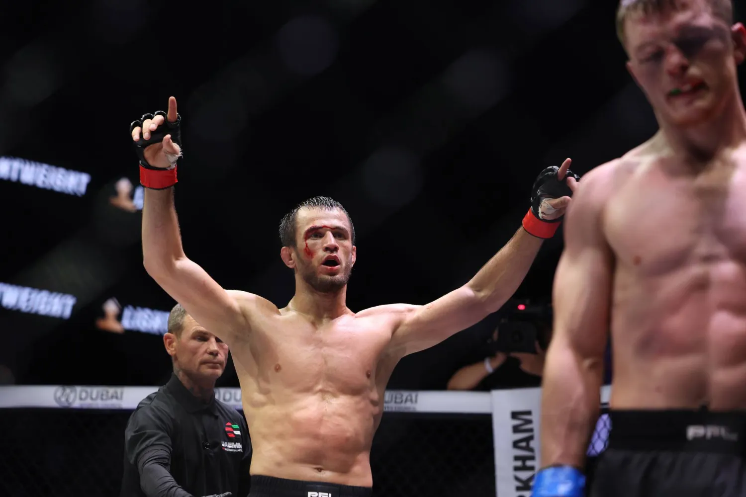 عثمان نورمحمدوف بعد فوزه باللقب (إ.ب.أ)