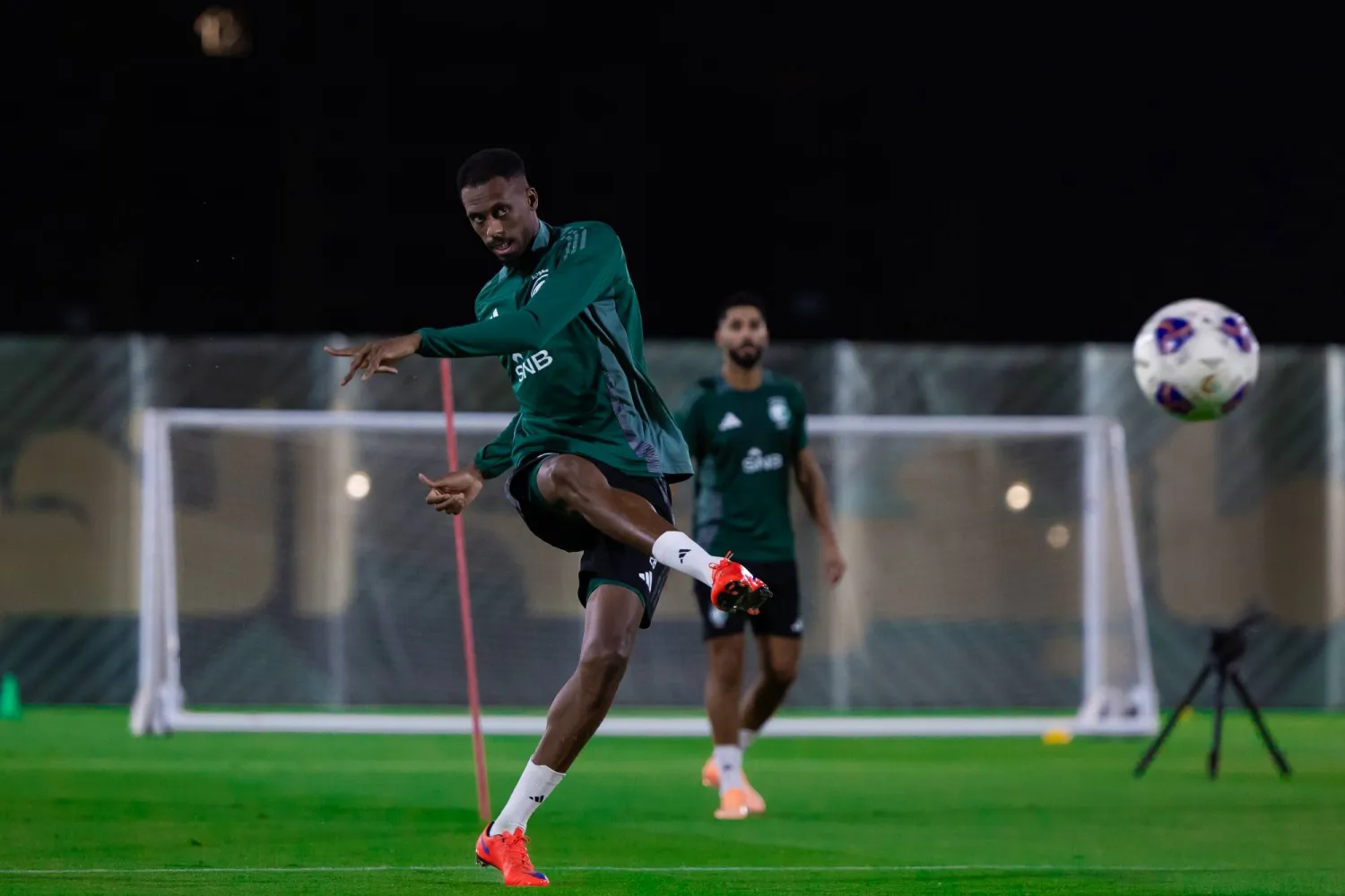 كنو يسدد الكرة خلال المران (المنتخب السعودي)