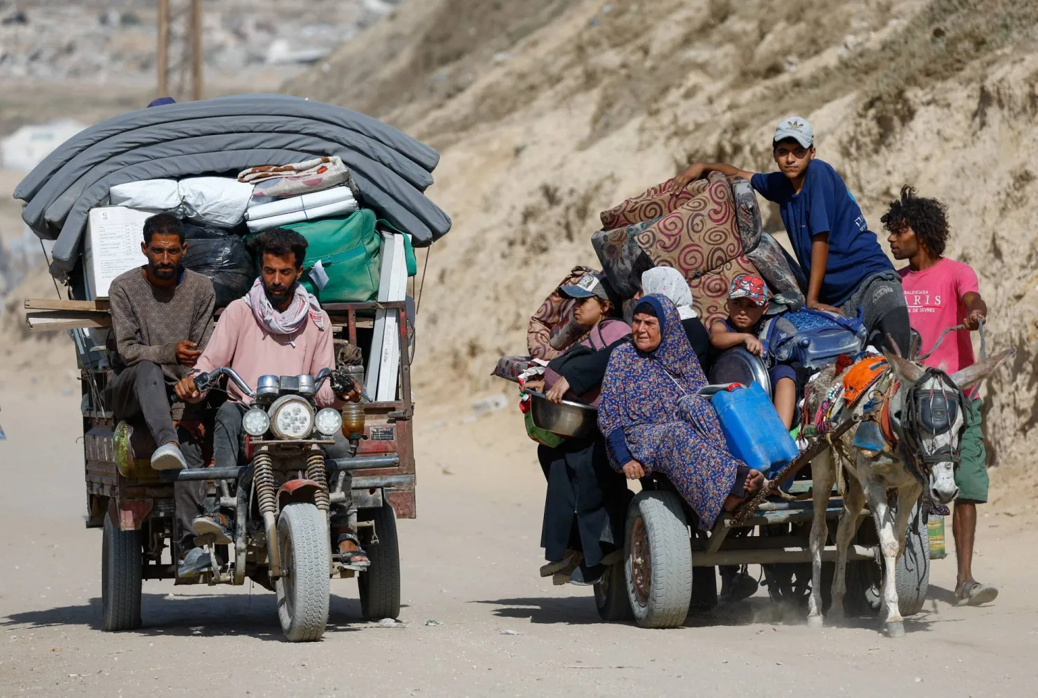 نازحون من شمال غزة يتجهون نحو جنوب القطاع هرباً من العمليات العسكرية الإسرائيلية أمس (رويترز)