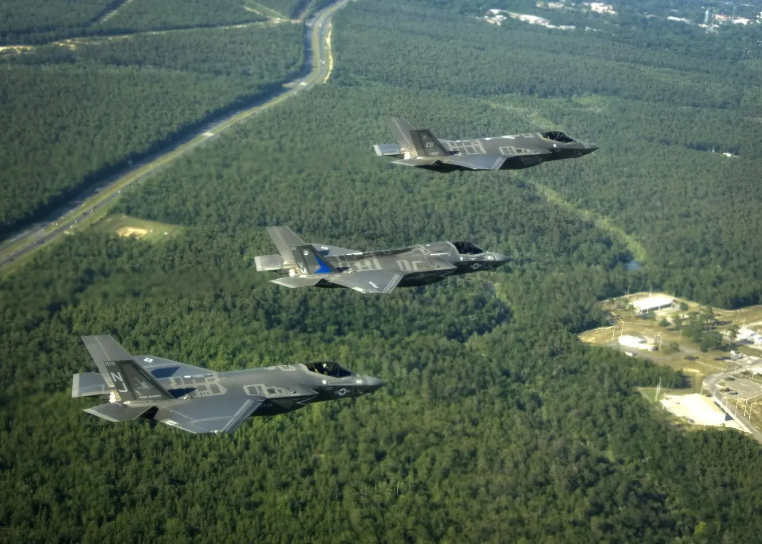  Avrupa üzerinde uçan F-35 uçakları (Arşiv)