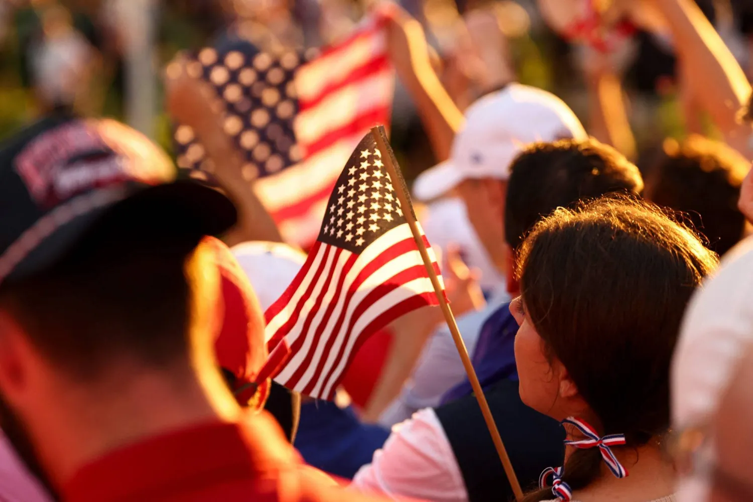 أشخاص يلوحون بالأعلام الأميركية في نيويورك (أ.ف.ب)