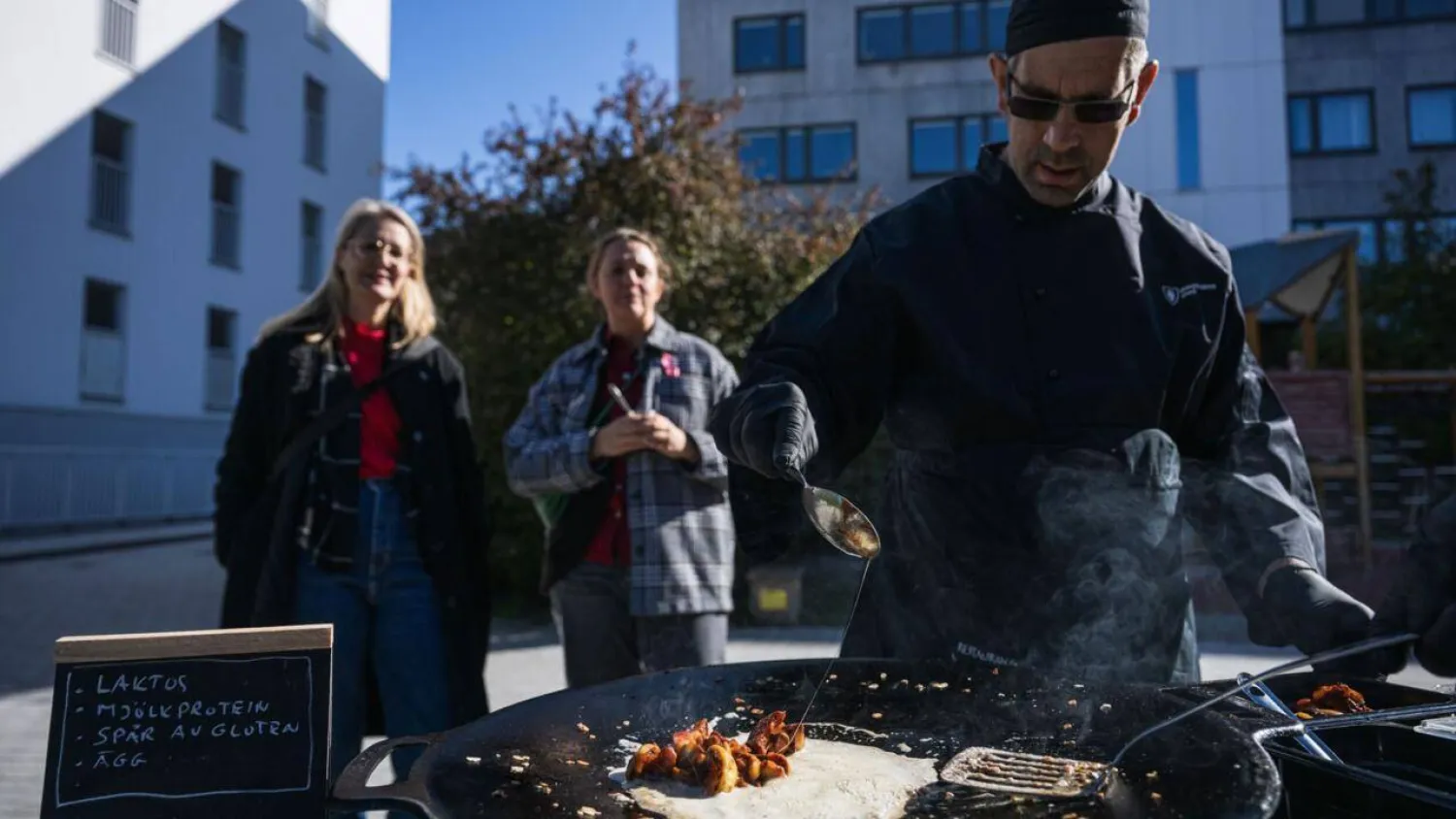 Onlookers watch as workers prepare a dish that can be made under emergency conditions. Jonathan NACKSTRAND / AFP

