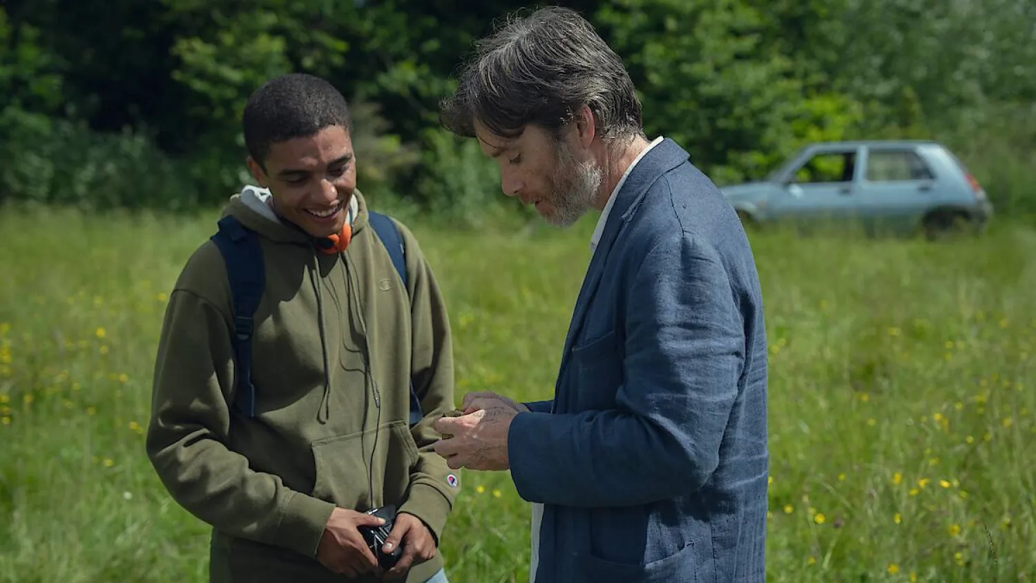 كيليان مورفي بدور المعلم ستيف الذي يقدم الدعم للطالب شاي وزملائه (نتفليكس)