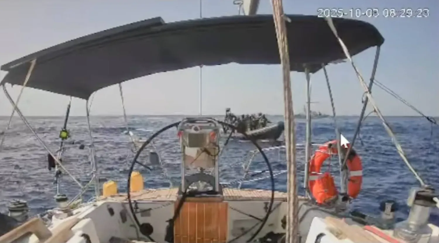  Küresel Sumud Filosu organizatörleri tarafından yayınlanan bir videodan alınan ekran görüntüsünde, İsrail güçlerinin Marinette gemisini durdurduğu gözüküyor. (AP)