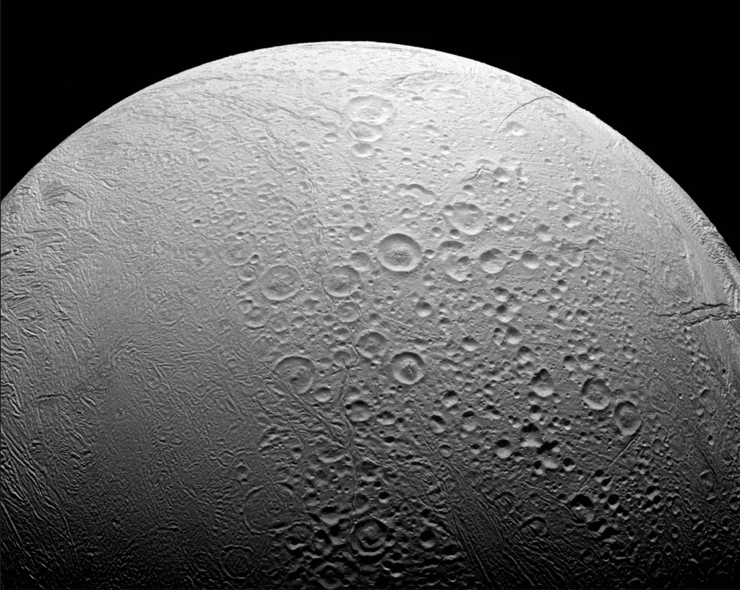 تحت جليد «إنسيلادوس» يختبئ محيط قد يحمل مفاتيح الحياة (رويترز)