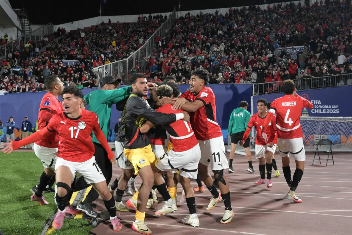 فرحة لاعبي منتخب مصر بالفوز القاتل على تشيلي (أ.ف.ب)