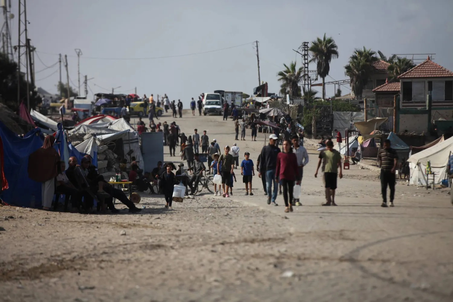 يكافح الفلسطينيون للبقاء على قيد الحياة في خيام مؤقتة وينتظرون الهجرة شمالاً عقب تصريح الرئيس الأميركي دونالد ترمب بأن «حماس» مستعدة لسلام دائم (د.ب.أ)