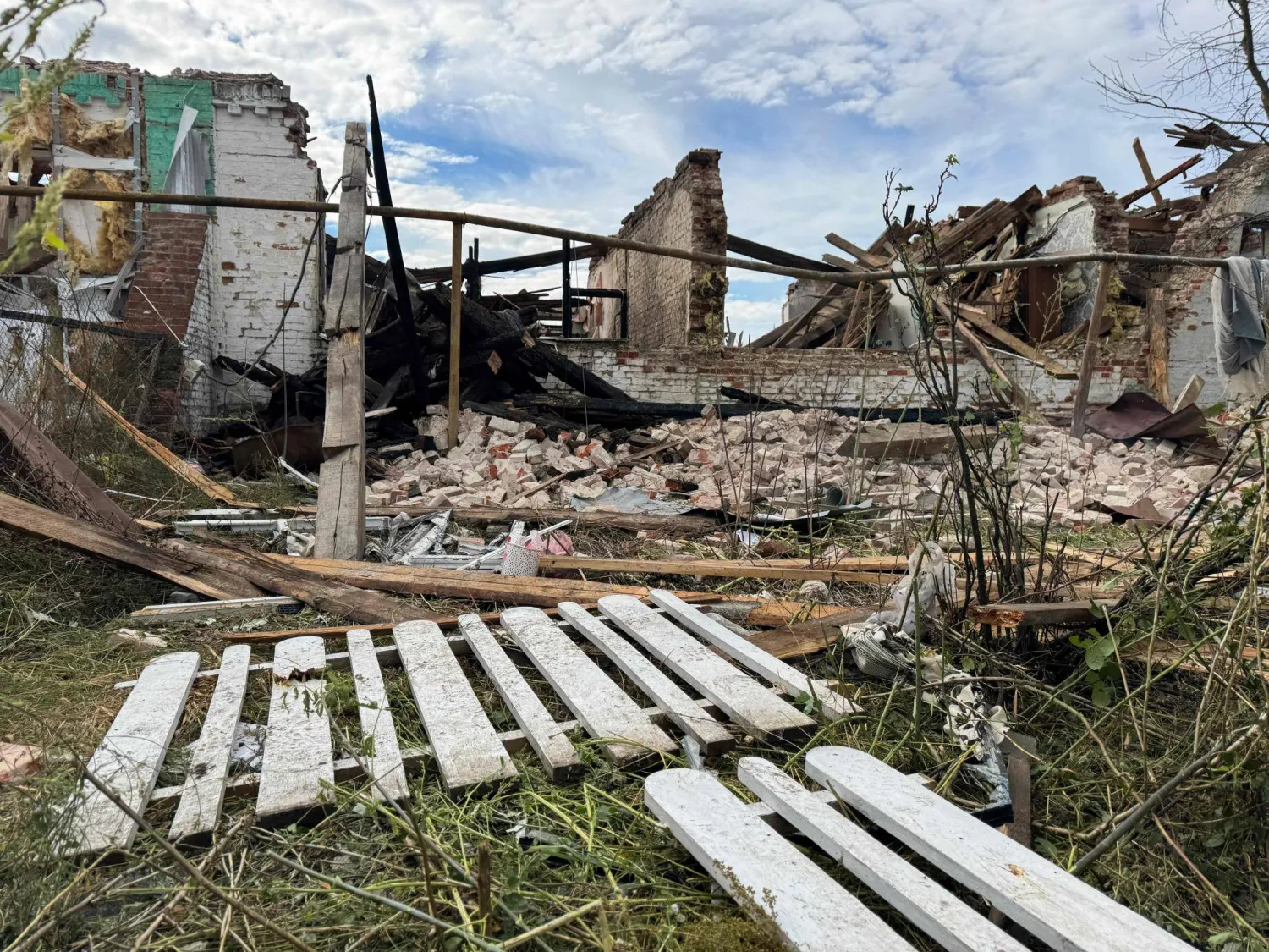 مبنى سكني متضرر إثر هجوم بطائرة روسية من دون طيار في منطقة سومي الأوكرانية (أ.ف.ب)