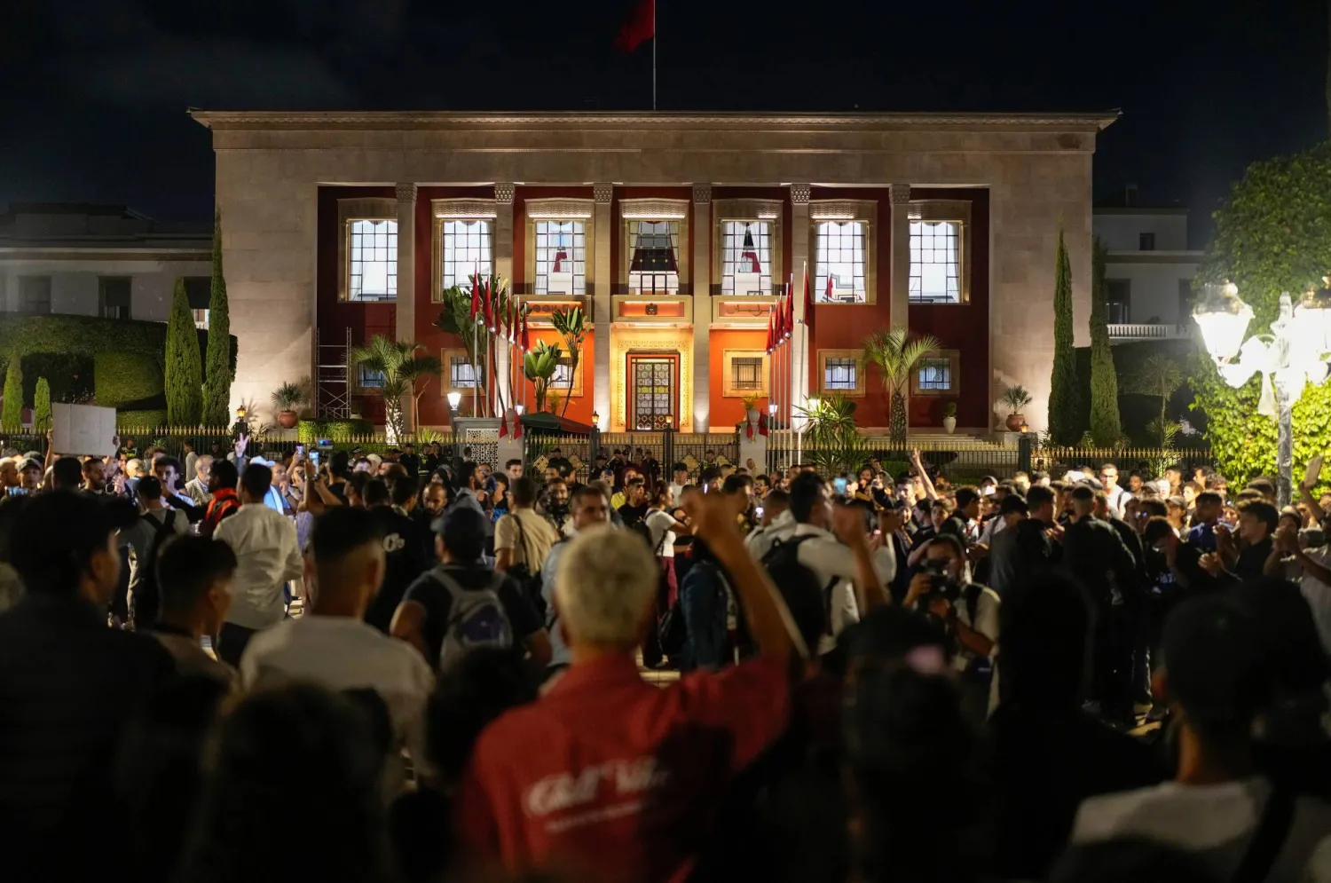 محتجون أمام مبنى البرلمان المغربي في الرباط للمطالبة بتحسين خدمات الصحة والتعليم (أ.ب)