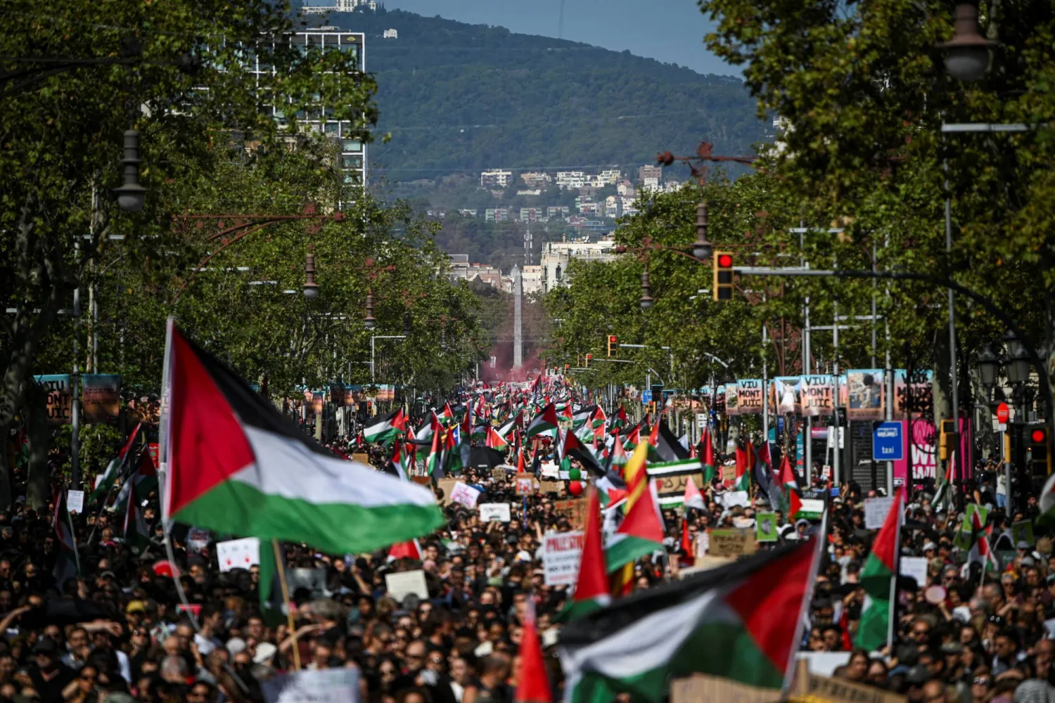 مسيرة احتجاجية مؤيدة للفلسطينيين وللتنديد باعتراض القوات الإسرائيلية لسفن أسطول الصمود العالمي التي كانت تهدف إلى الوصول إلى غزة وكسر الحصار البحري الإسرائيلي في برشلونة (رويترز)