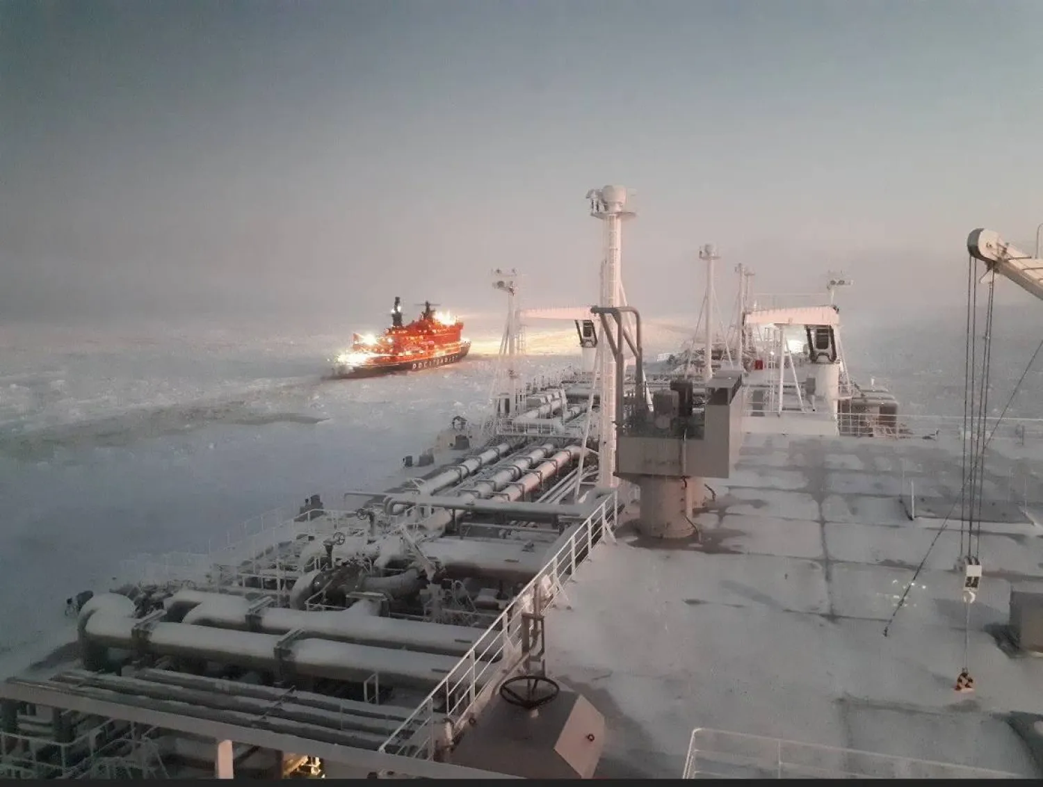 سفينة شحن تعبر الممر الملاحي بالقطب الشمالي (المنتدى الاقتصادي العالمي)