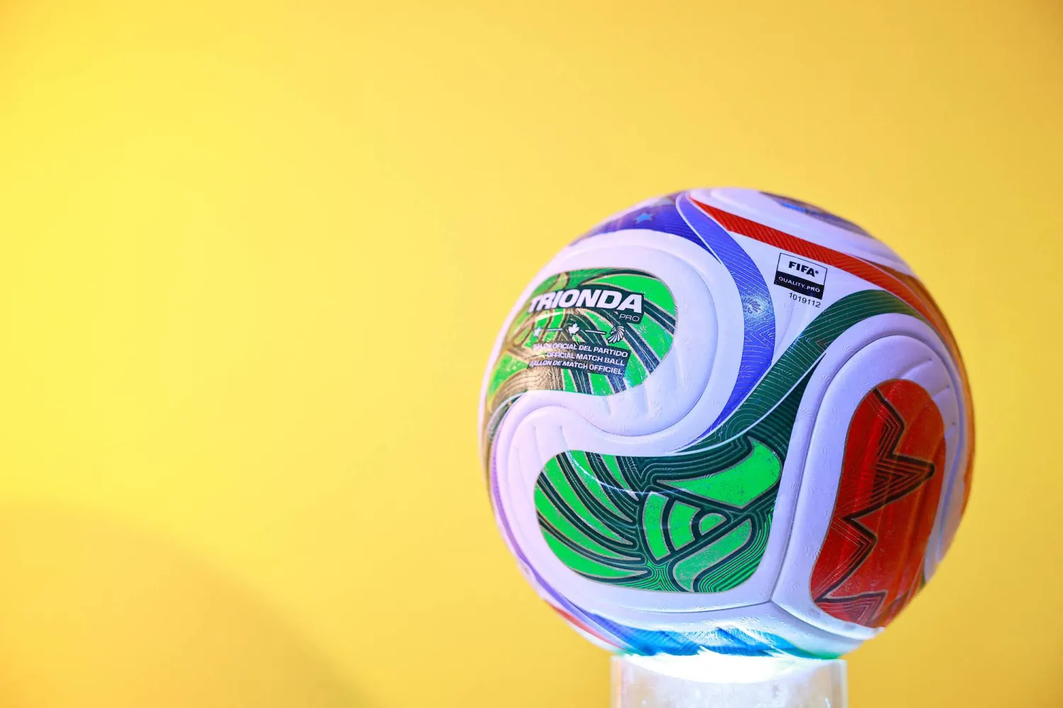 لماذا أصبح البصق سلوكاً شائعاً في كرة القدم؟ (إ.ب.أ)