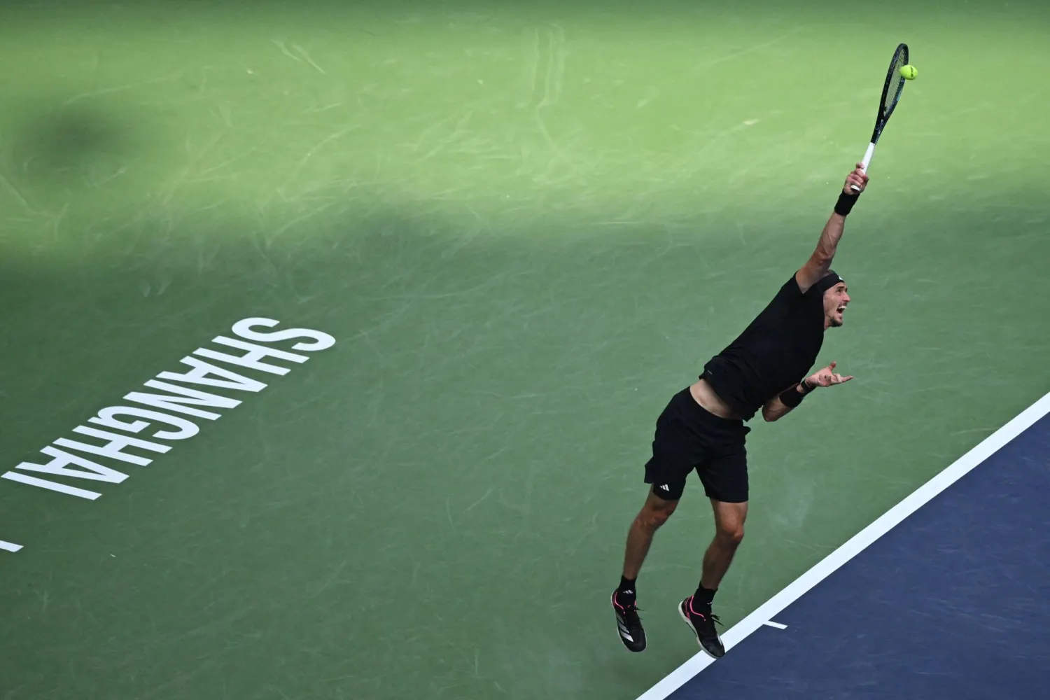 الألماني ألكسندر زفيريف ينتقد أرضيات ملاعب التنس (أ.ف.ب)