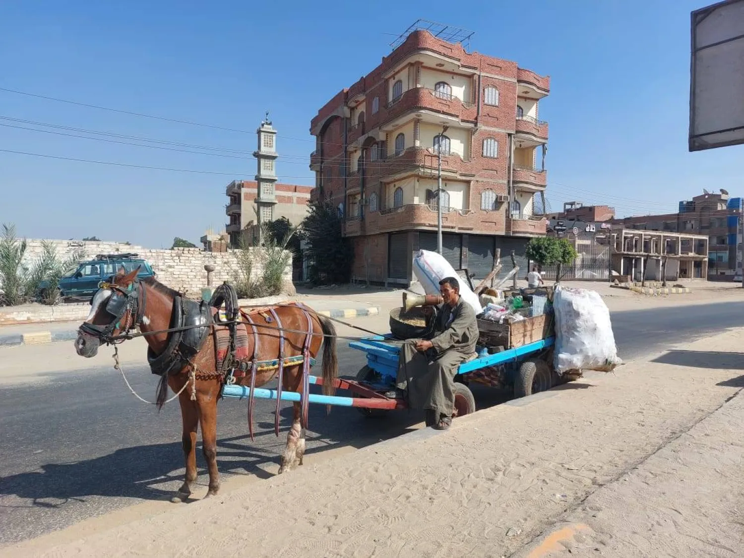 تاجر «الروبابيكيا» عصام خضر متمسّك بنداءات المهنة التقليدية (الشرق الأوسط)